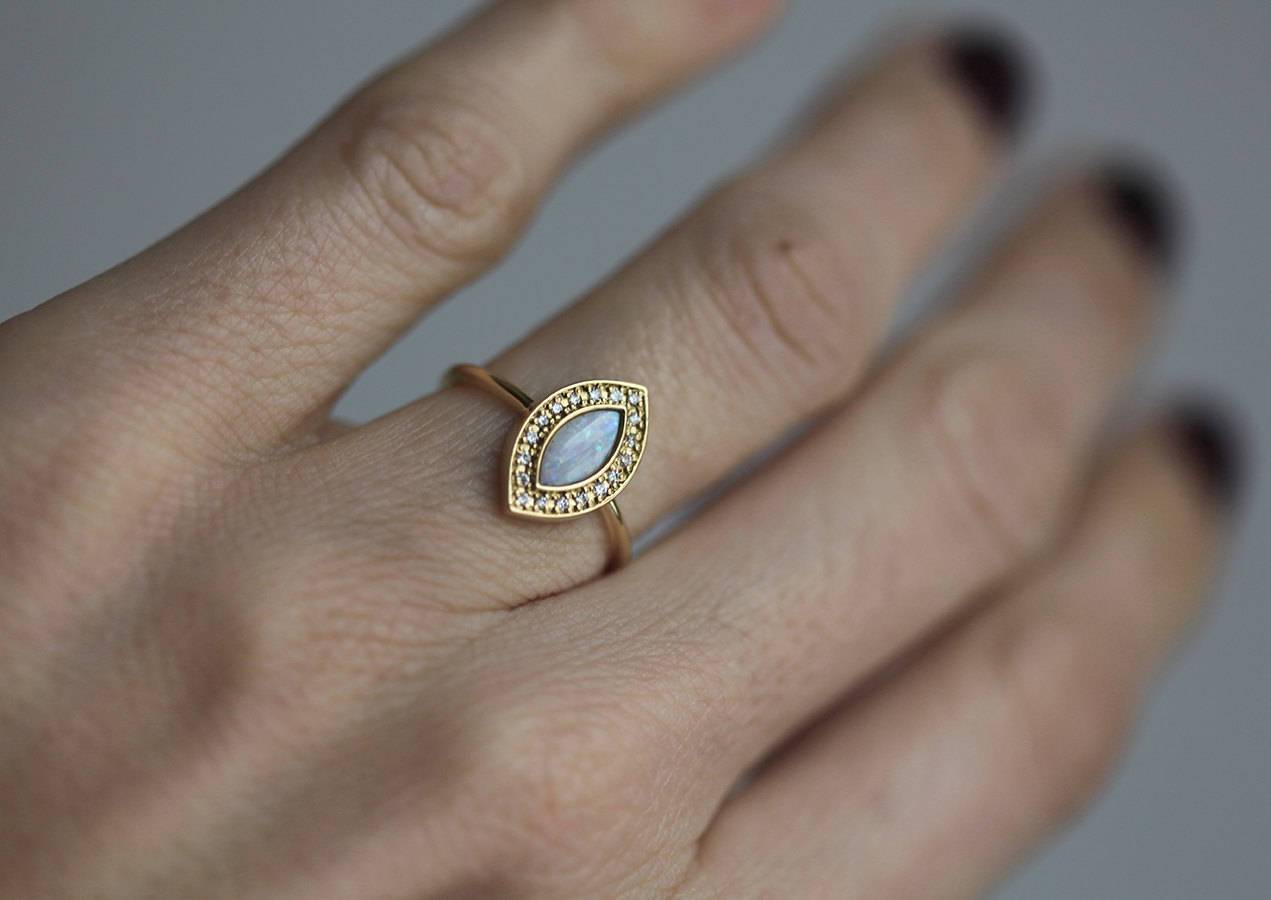 Weißer Opal-Halo-Ring im Marquise-Schliff, besetzt mit gebogenem Diamant-V-Band