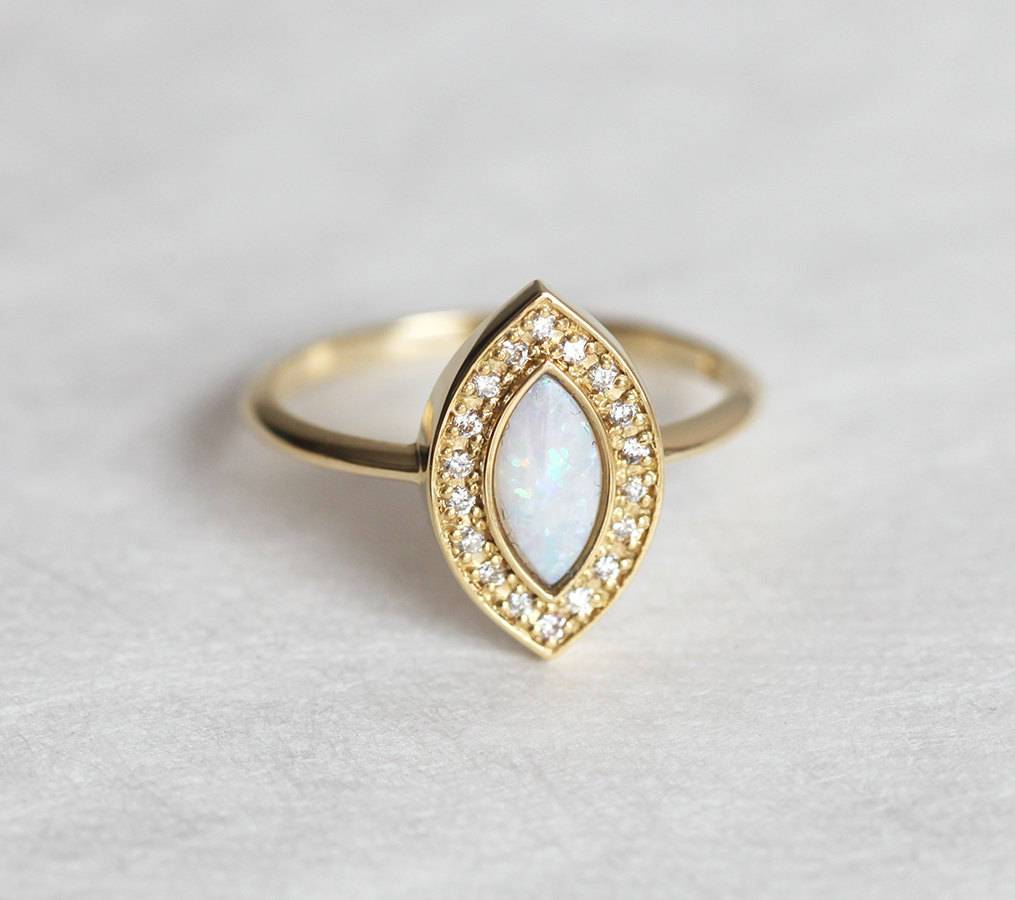 Weißer Opal-Halo-Ring im Marquise-Schliff, besetzt mit gebogenem Diamant-V-Band