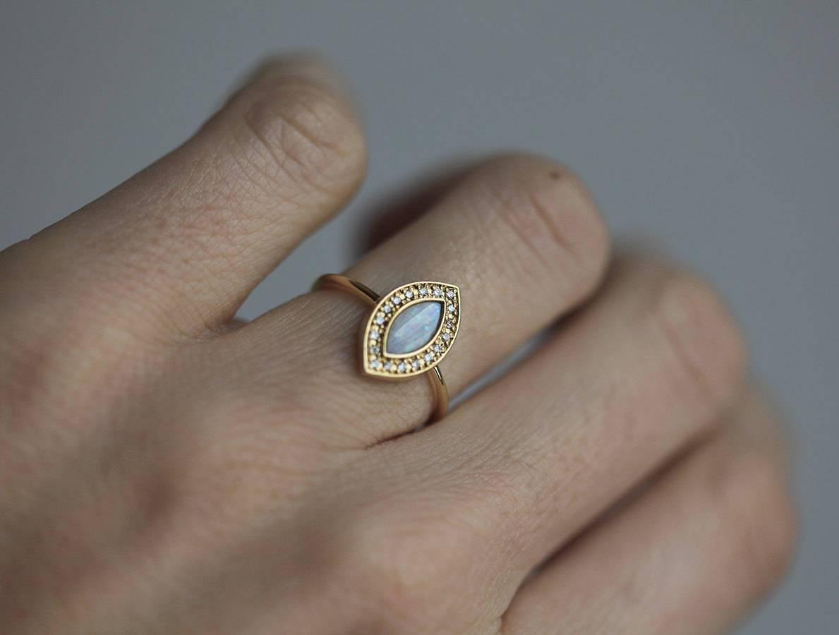 Weißer Opal-Halo-Ring im Marquise-Schliff, besetzt mit gebogenem Diamant-V-Band