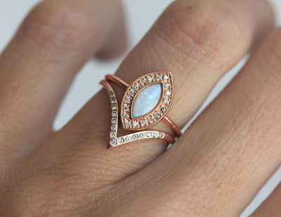 Weißer Opal-Halo-Ring im Marquise-Schliff, besetzt mit gebogenem Diamant-V-Band