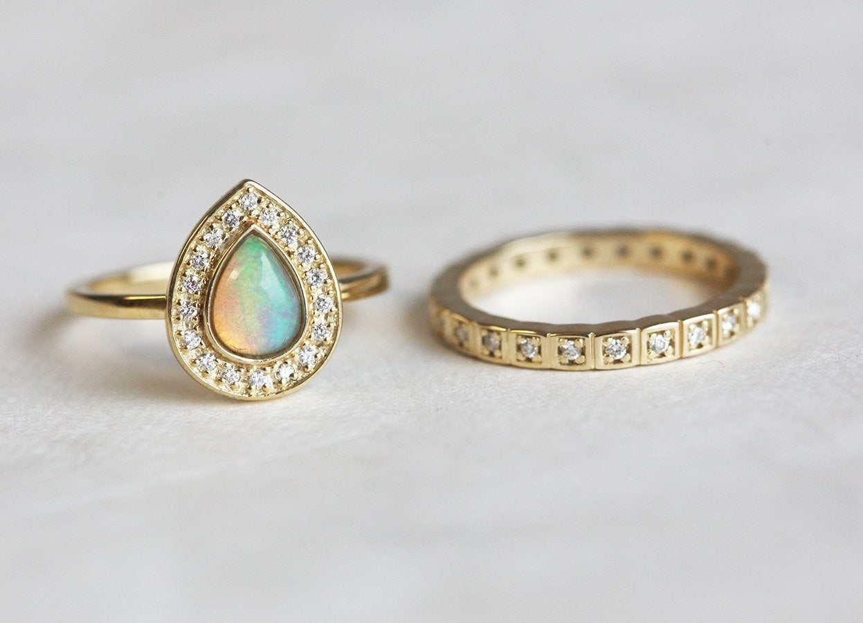 Birnen-Opal-Halo-Ring, besetzt mit runden weißen Diamanten