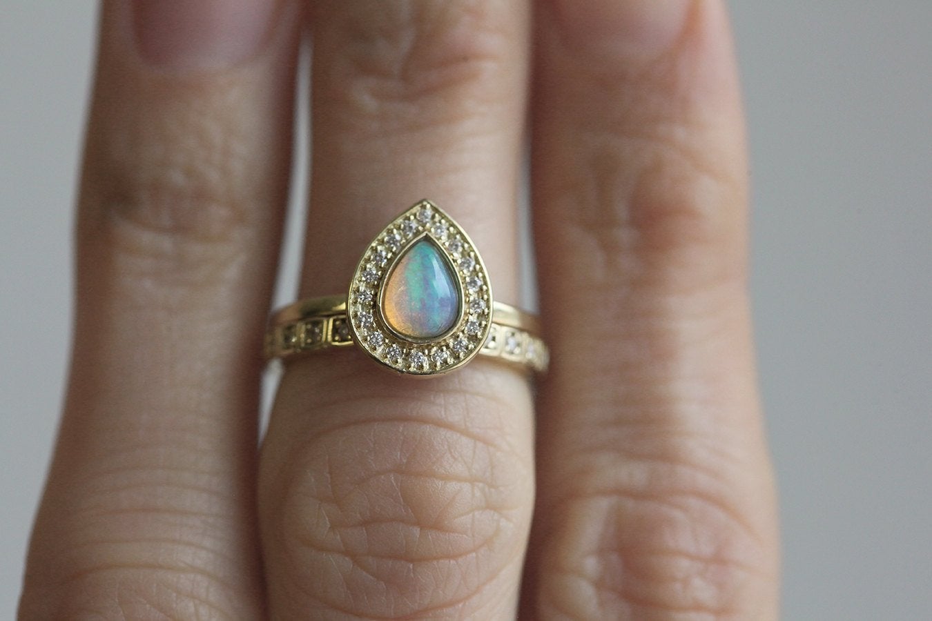 Birnen-Opal-Halo-Ring, besetzt mit runden weißen Diamanten