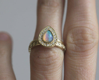 Birnen-Opal-Halo-Ring, besetzt mit runden weißen Diamanten