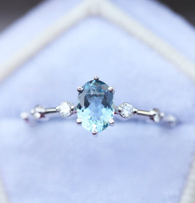 Blauer ovaler Aquamarin-Verlobungsring mit seitlichen weißen Diamanten