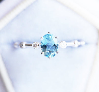 Blauer ovaler Aquamarin-Verlobungsring mit seitlichen weißen Diamanten