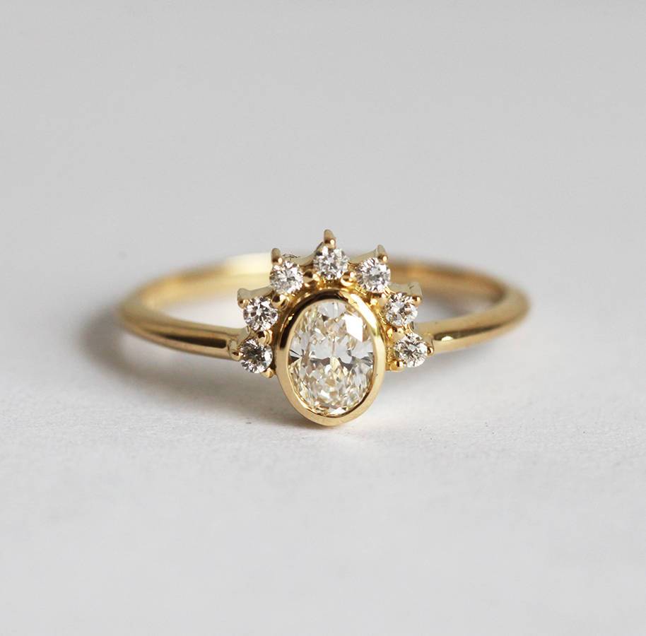 Ovaler Diamantring mit Diamant-Halo-Krone