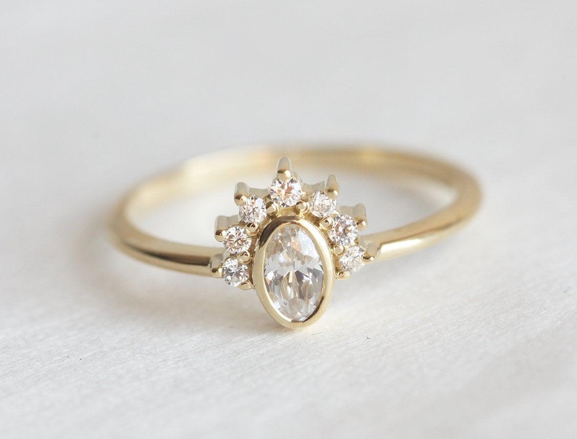 Ovaler Diamantring mit Diamant-Halo-Krone