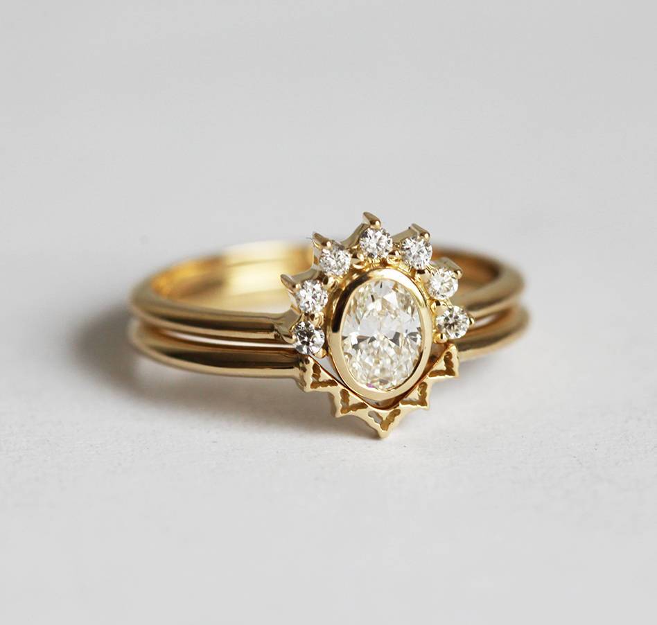 Ovaler Diamantring mit Diamant-Halo-Krone