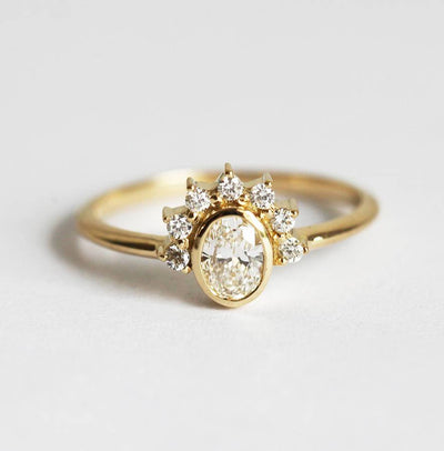 Ovaler Diamantring mit Diamant-Halo-Krone