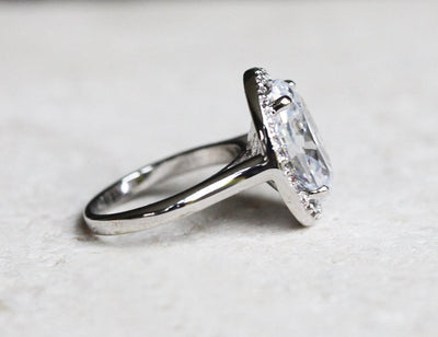 Ovaler Moissanit-Ring mit Diamant-Halo-Capucinne