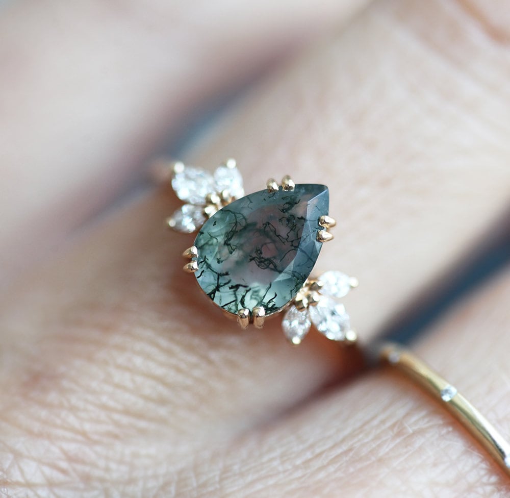 Birnen-Moos-Achat-Ring mit seitlichen weißen Diamanten im Marquise-Schliff