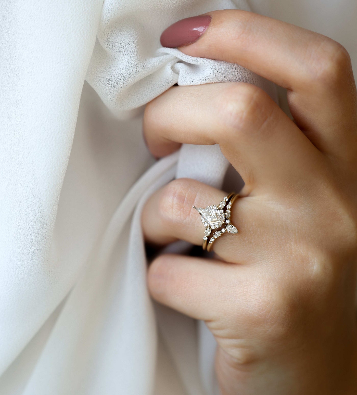 Drachenförmiger Verlobungsring mit weißem Diamant