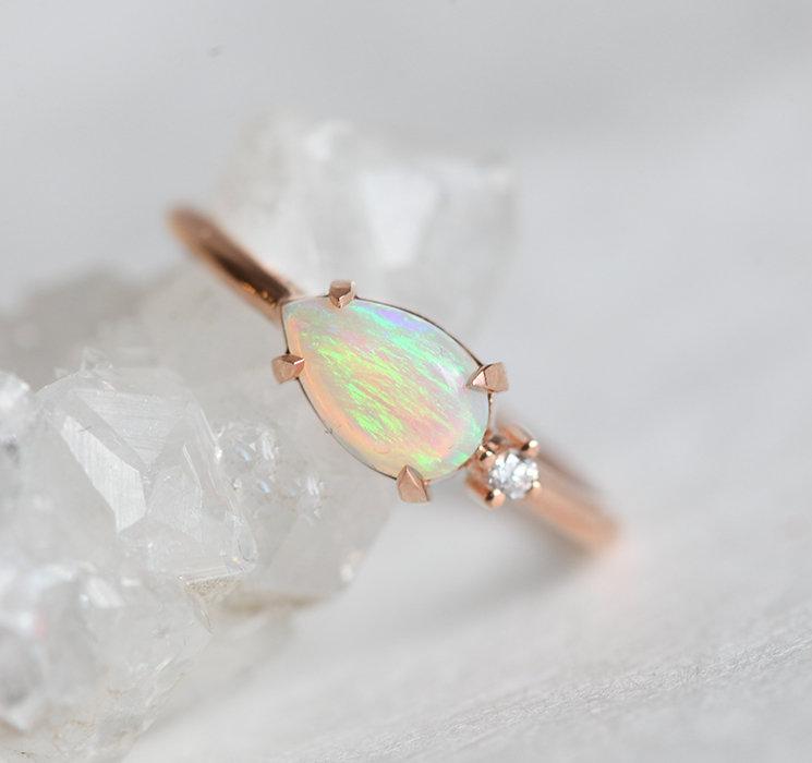 Birnen-Opal-Ring mit einseitigem runden Diamanten, insgesamt minimalistisches Design