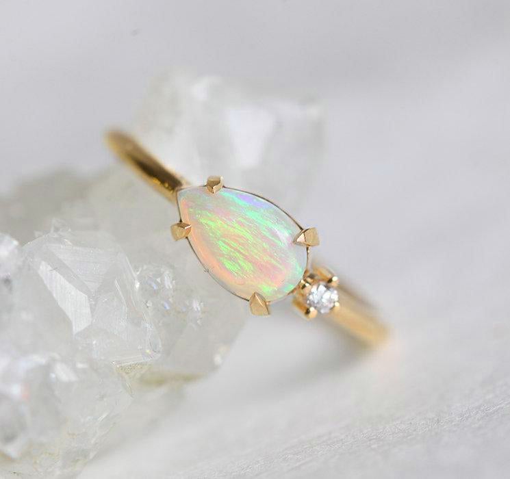 Birnen-Opal-Ring mit einseitigem runden Diamanten, insgesamt minimalistisches Design