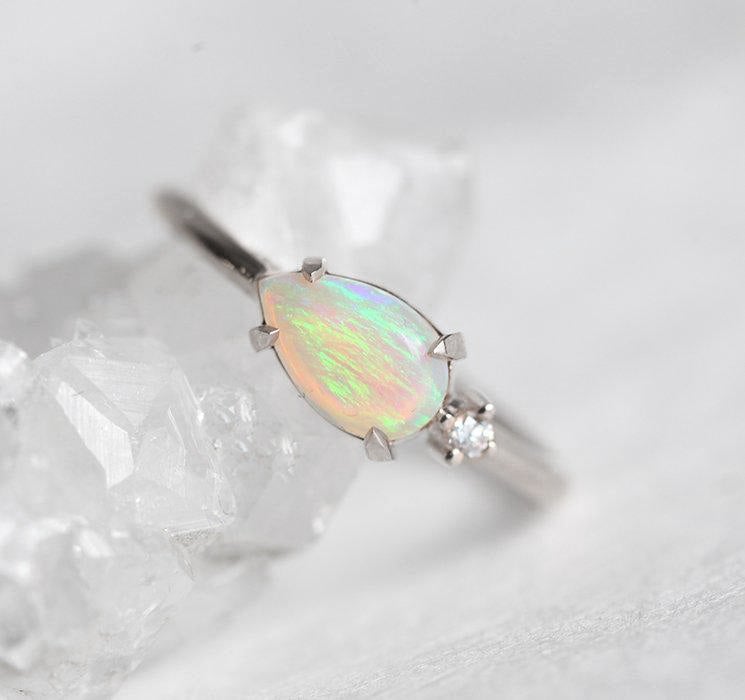 Birnen-Opal-Ring mit einseitigem runden Diamanten, insgesamt minimalistisches Design