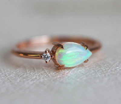 Birnen-Opal-Ring mit einseitigem runden Diamanten, insgesamt minimalistisches Design