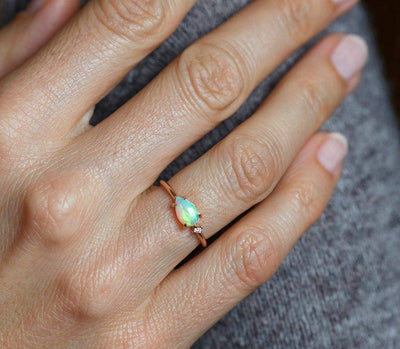 Birnen-Opal-Ring mit einseitigem runden Diamanten, insgesamt minimalistisches Design