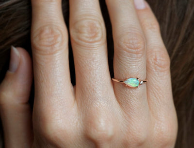 Birnen-Opal-Ring mit einseitigem runden Diamanten, insgesamt minimalistisches Design