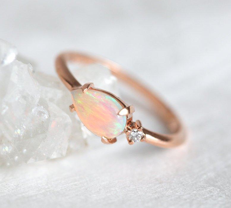 Birnen-Opal-Ring mit einseitigem runden Diamanten, insgesamt minimalistisches Design