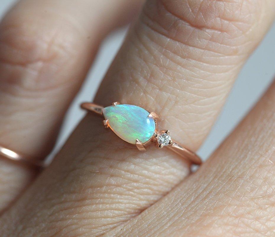 Birnen-Opal-Ring mit einseitigem runden Diamanten, insgesamt minimalistisches Design