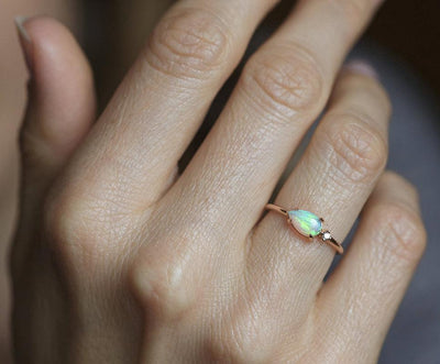 Birnen-Opal-Ring mit einseitigem runden Diamanten, insgesamt minimalistisches Design