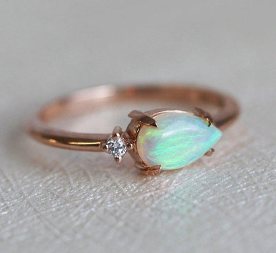 Birnen-Opal-Ring mit einseitigem runden Diamanten, insgesamt minimalistisches Design