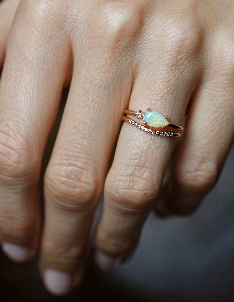 Birnen-Opal-Ring mit einseitigem runden Diamanten, insgesamt minimalistisches Design mit ergänzendem Diamantring