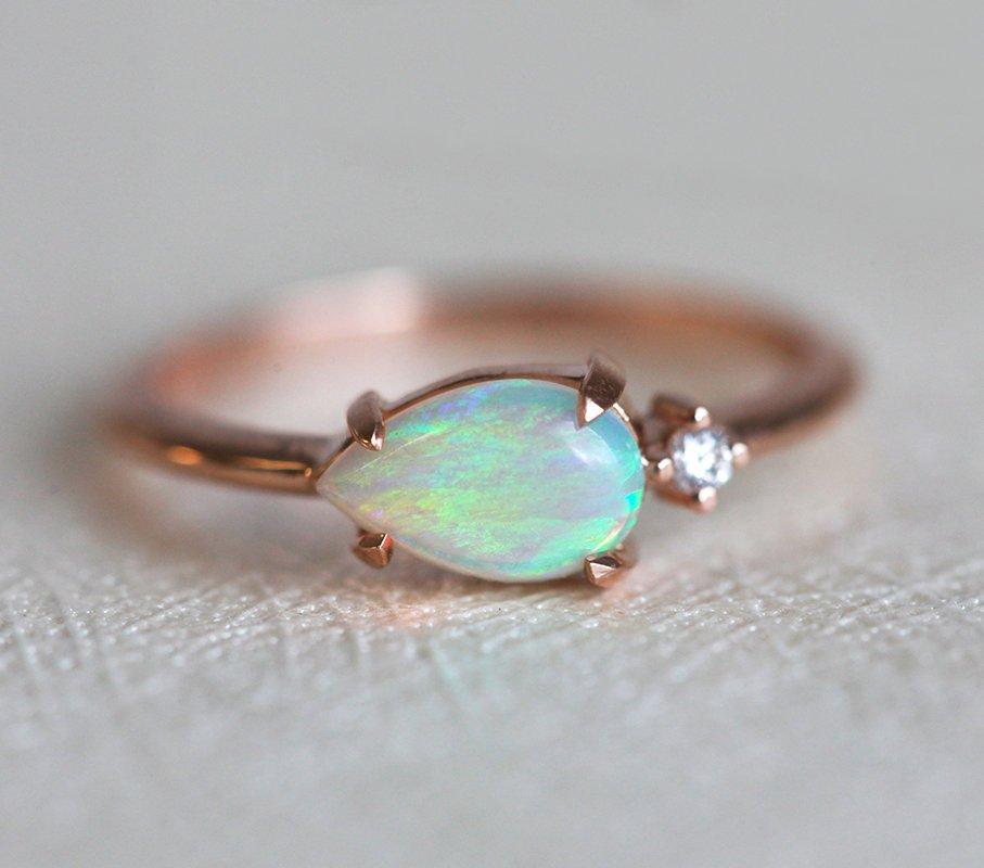 Birnen-Opal-Ring mit einseitigem runden Diamanten, insgesamt minimalistisches Design