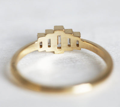 Smaragd-Baguette-Ring aus 14 Karat Gold mit Art-Deco-Design.