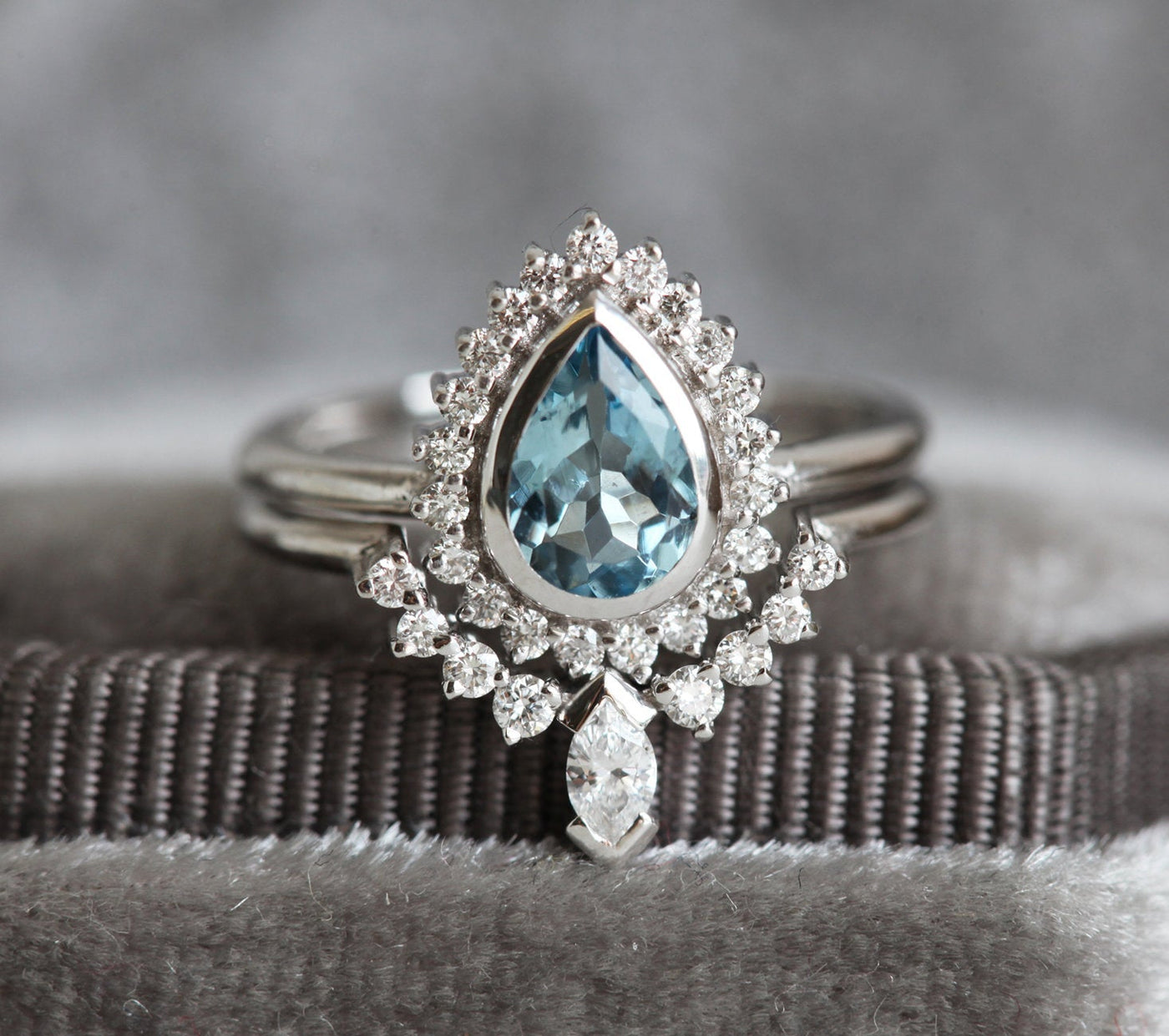 Birnen-Aquamarin-Ring, besetzt mit Diamant-Halo und Marquise-Band