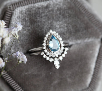 Birnen-Aquamarin-Ring, besetzt mit Diamant-Halo und Marquise-Band