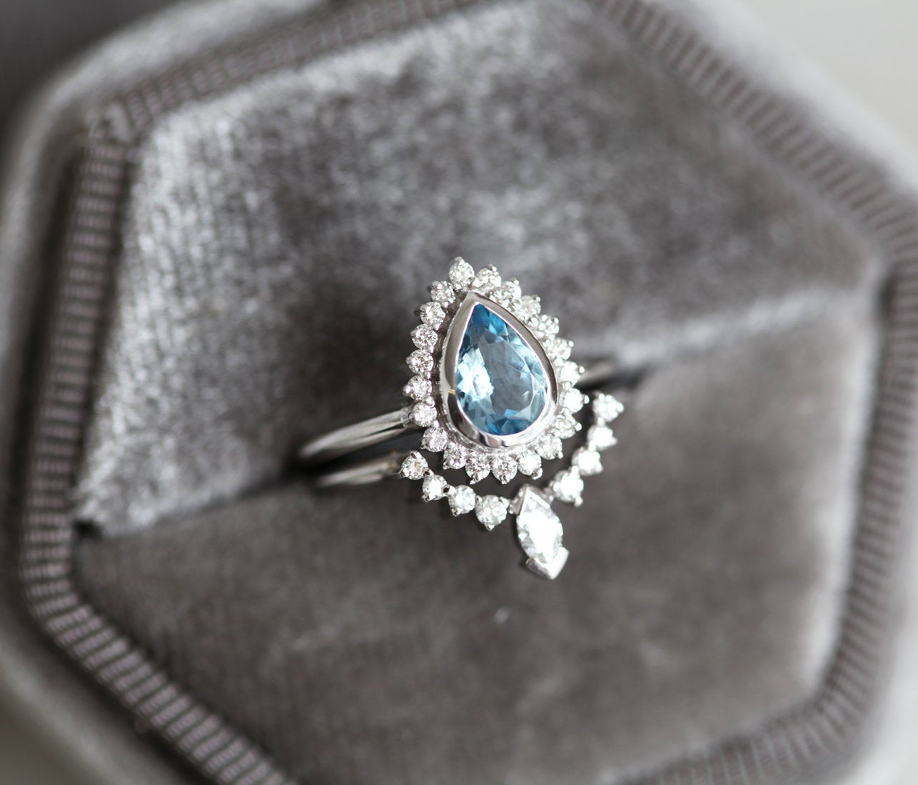 Birnen-Aquamarin-Ring, besetzt mit Diamant-Halo und Marquise-Band