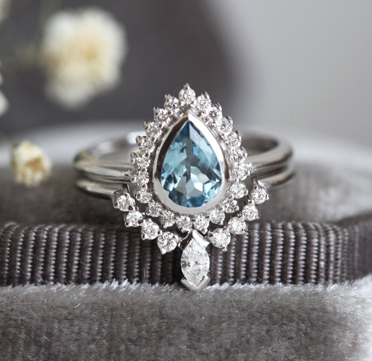 Birnen-Aquamarin-Ring, besetzt mit Diamant-Halo und Marquise-Band