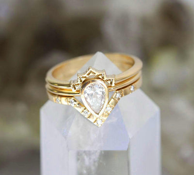 Birnendiamant-3-Ring-Set mit V-förmigem Diamantband-Capucinne