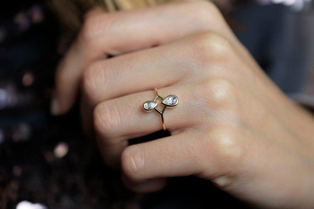 VERLOBUNGSRING MIT BIRNENDIAMANT, VERLOBUNGSRING MIT BIRNENSCHLIFF-Capucinne