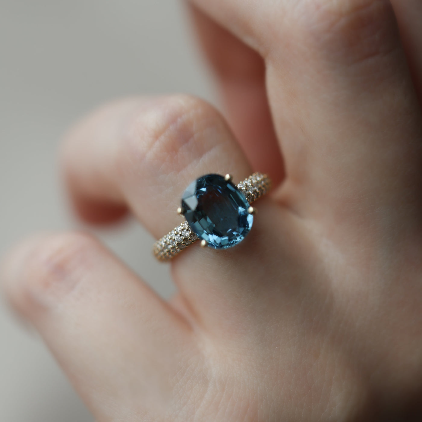 Ovaler blauer Saphirring mit Diamanten