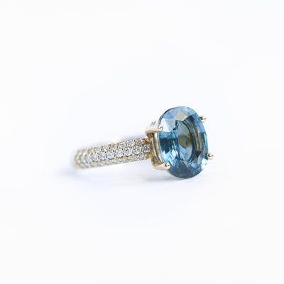 Ovaler blauer Saphirring mit Diamanten