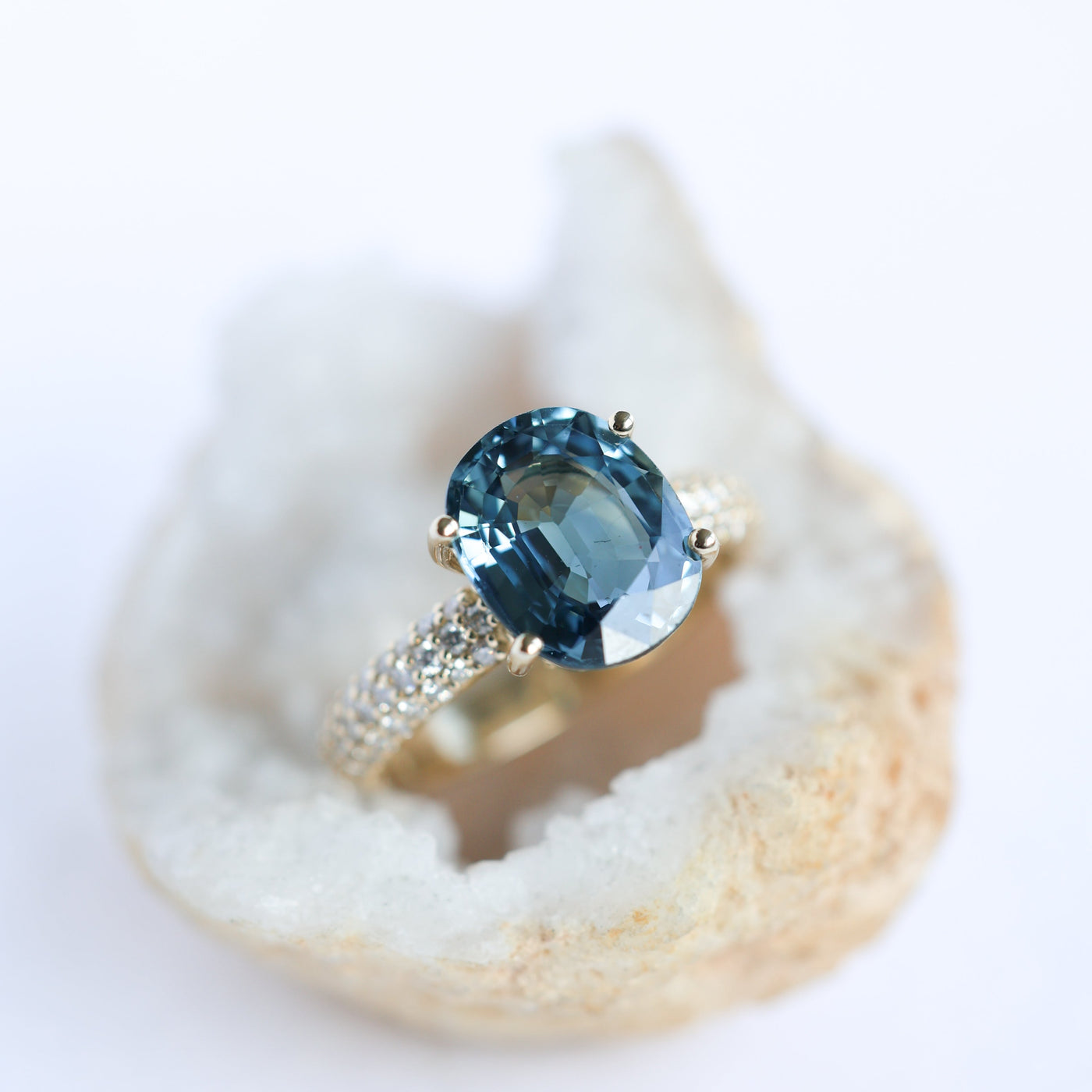 Ovaler blauer Saphirring mit Diamanten