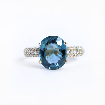 Ovaler blauer Saphirring mit Diamanten