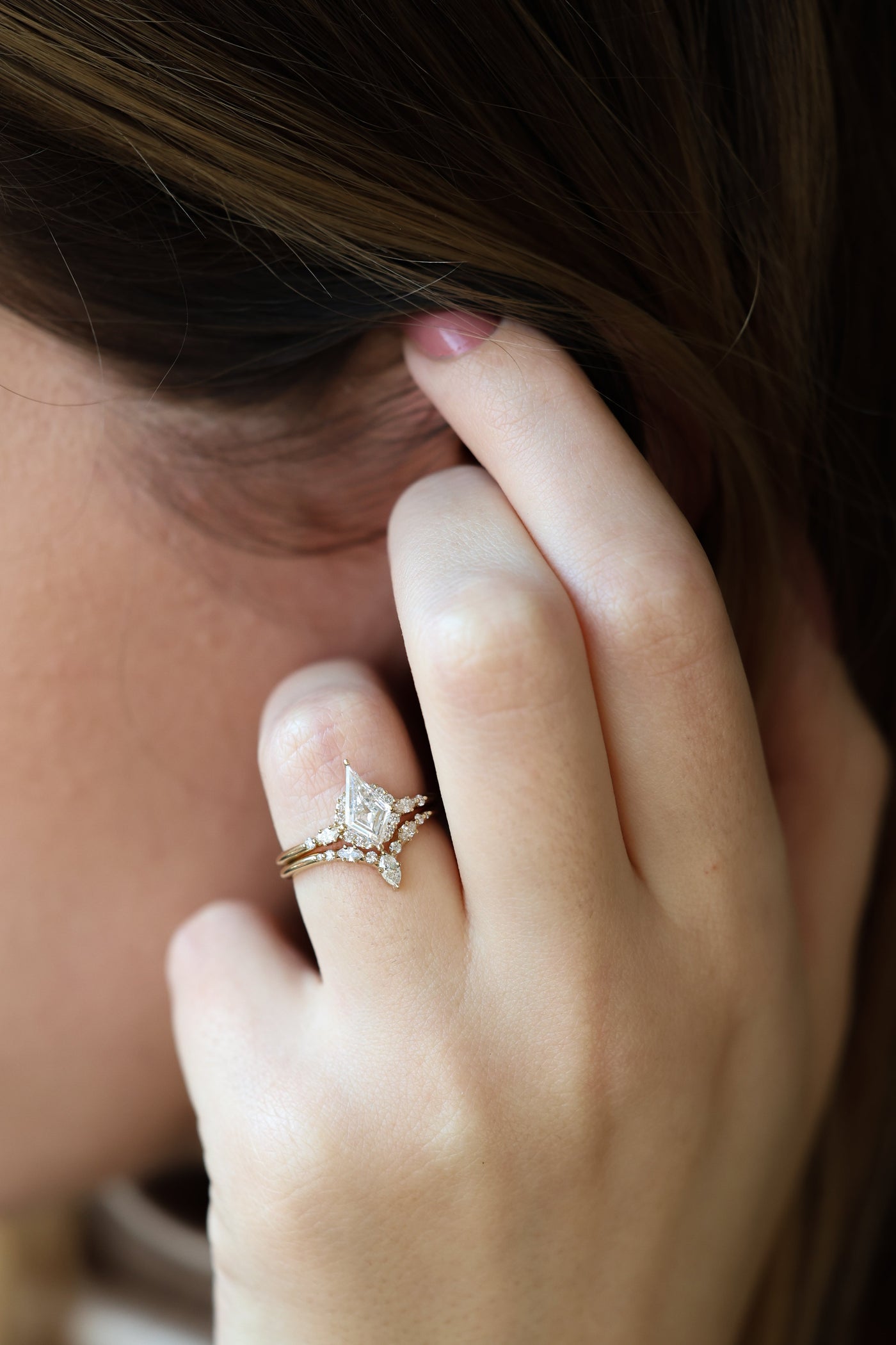 Drachenförmiger Verlobungsring mit weißem Diamant