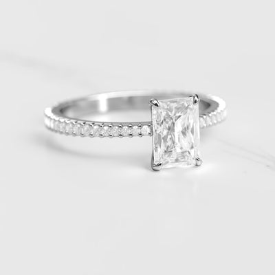 Strahlender, sich verjüngender Diamant-Eternity-Ring mit Vollpavé