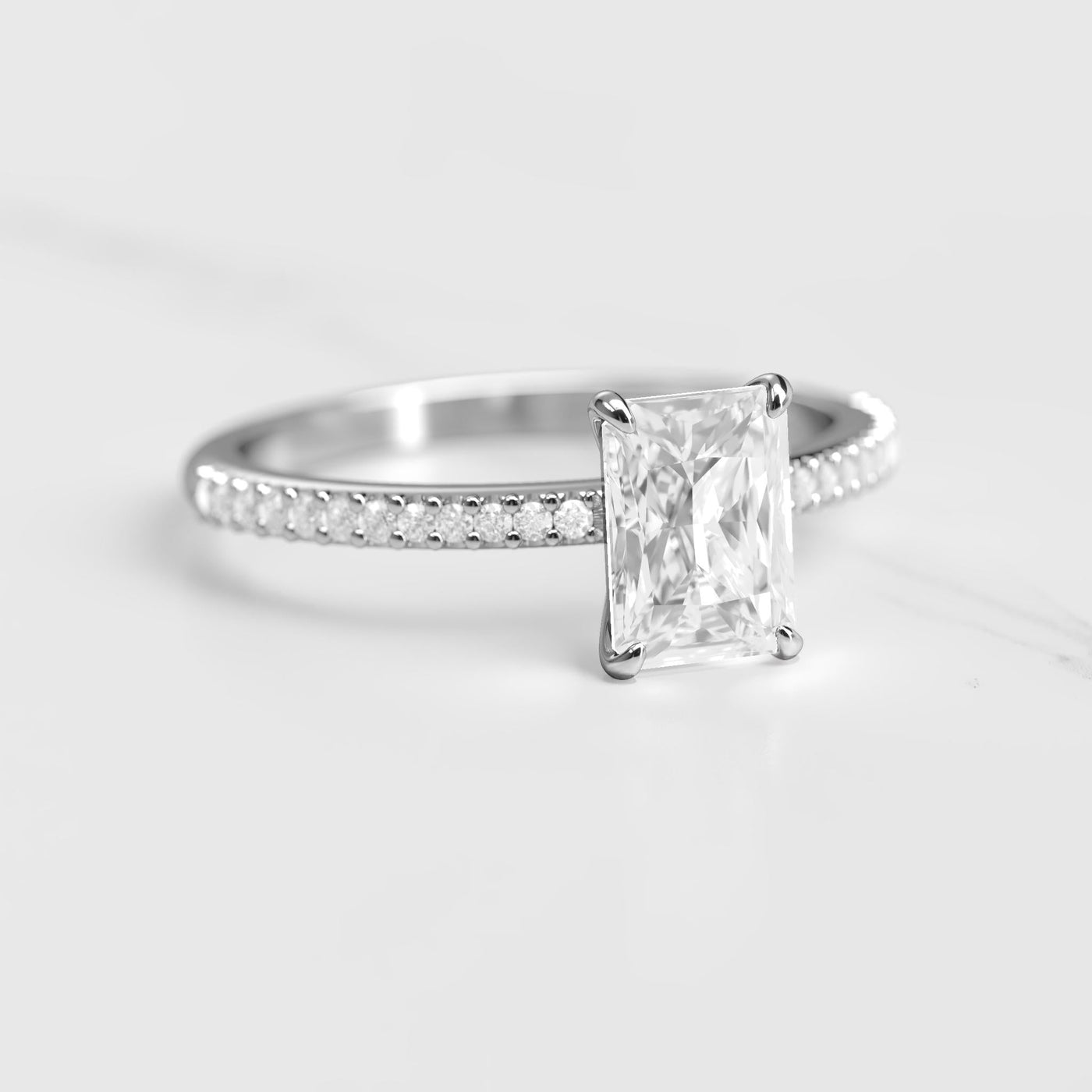 Strahlender Eternity-Ring mit Halbdiamant-Pavé