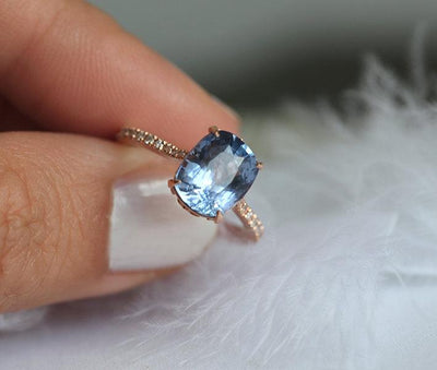 Blauer Saphirring im Kissenschliff mit Diamanten