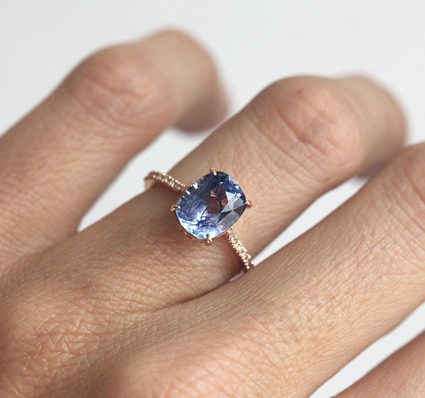 Blauer Saphirring im Kissenschliff mit Diamanten