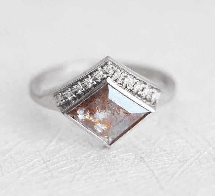 Kite Salt & Pepper Diamond, Platinring mit runden seitlichen Diamanten