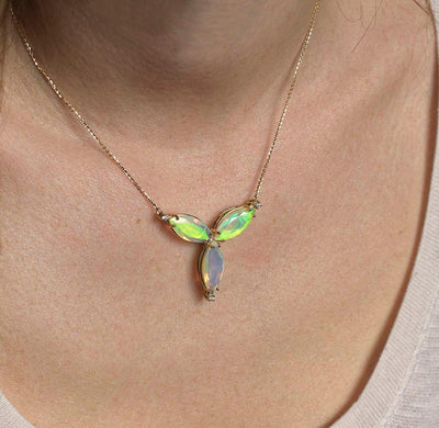 Florale Goldkette mit australischem Opal im Marquiseschliff