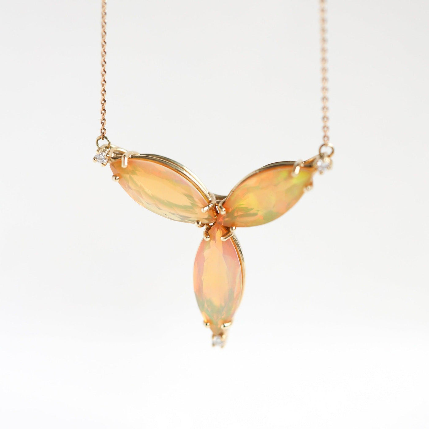 Florale Goldkette mit australischem Opal im Marquiseschliff