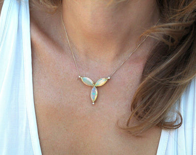 Florale Goldkette mit australischem Opal im Marquiseschliff