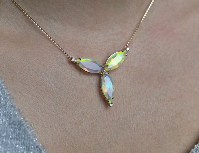 Florale Goldkette mit australischem Opal im Marquiseschliff