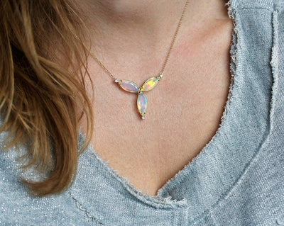 Florale Goldkette mit australischem Opal im Marquiseschliff